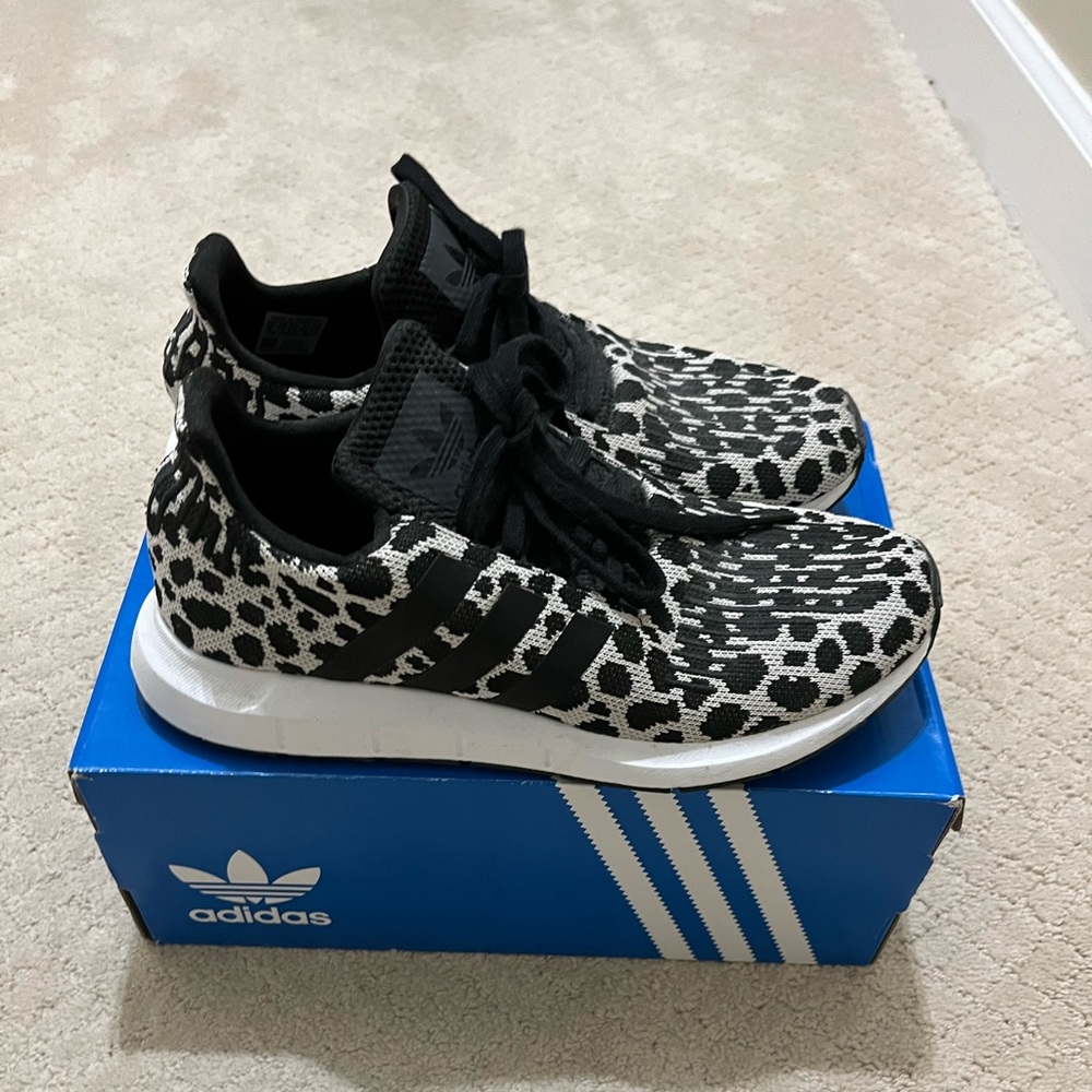 ADIDAS Swift Run black & white size 9